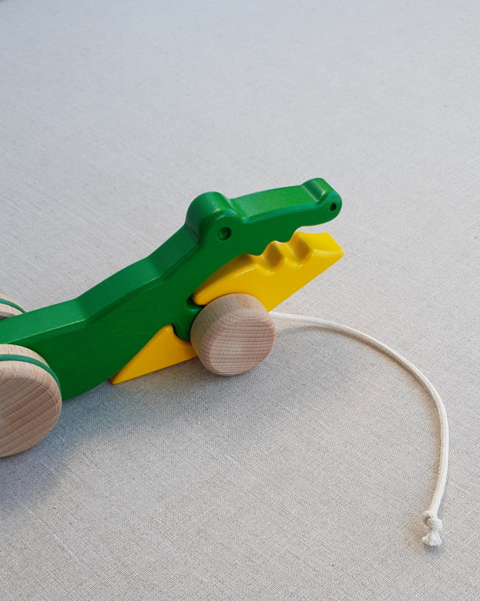Bajo Crocodile Pull Along