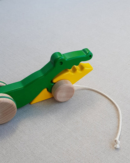Bajo Crocodile Pull Along