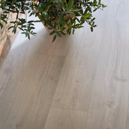 Pergo Laminate Flooring - Visby New England Oak - 1380mm x 190mm x 8mm - 1.835m2 per pack